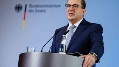 Almanya İçişleri Bakanı Alexander Dobrindt, Alman polisine dronları düşürme yetkisi