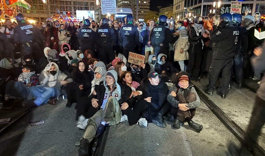 Berlin'de, İsrail'in Küresel Sumud Filosuna saldırısı protesto edildi. Göstericiler, insani