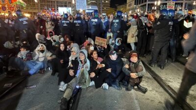 Berlin'de, İsrail'in Küresel Sumud Filosuna saldırısı protesto edildi. Göstericiler, insani