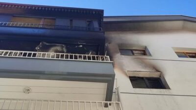 Ankara'nın Keçiören ilçesindeki 3 katlı apartmanın en üst katındaki dairede