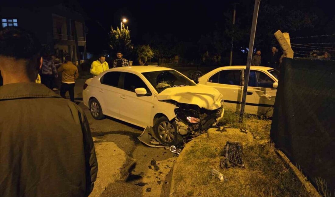 Ankara Elmadağ'da iki otomobil kafa kafaya çarpıştı, 2 kişi yaralandı.