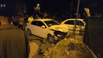 Ankara Elmadağ'da iki otomobil kafa kafaya çarpıştı, 2 kişi yaralandı.