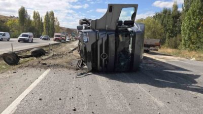 Ankara'da seyir halindeki bir otomobille kafa kafaya çarpışan kontrolden çıkan