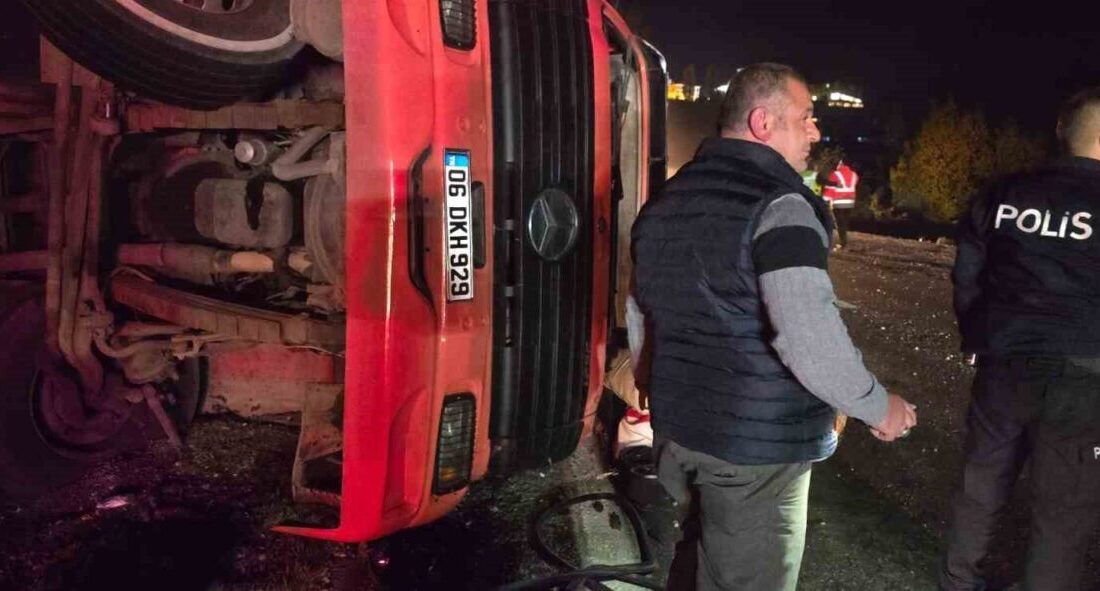 Ankara’nın Haymana ilçesinde mangal kömürü yüklü tırın virajı alamayarak devrilmesi