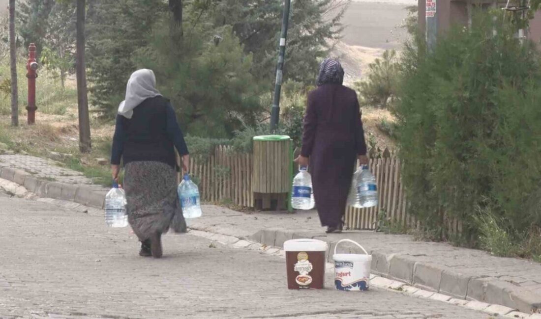 Ankara'da yaşanan su kesintileri vatandaşları isyana sevk etti. Zirvekent Mahallesi