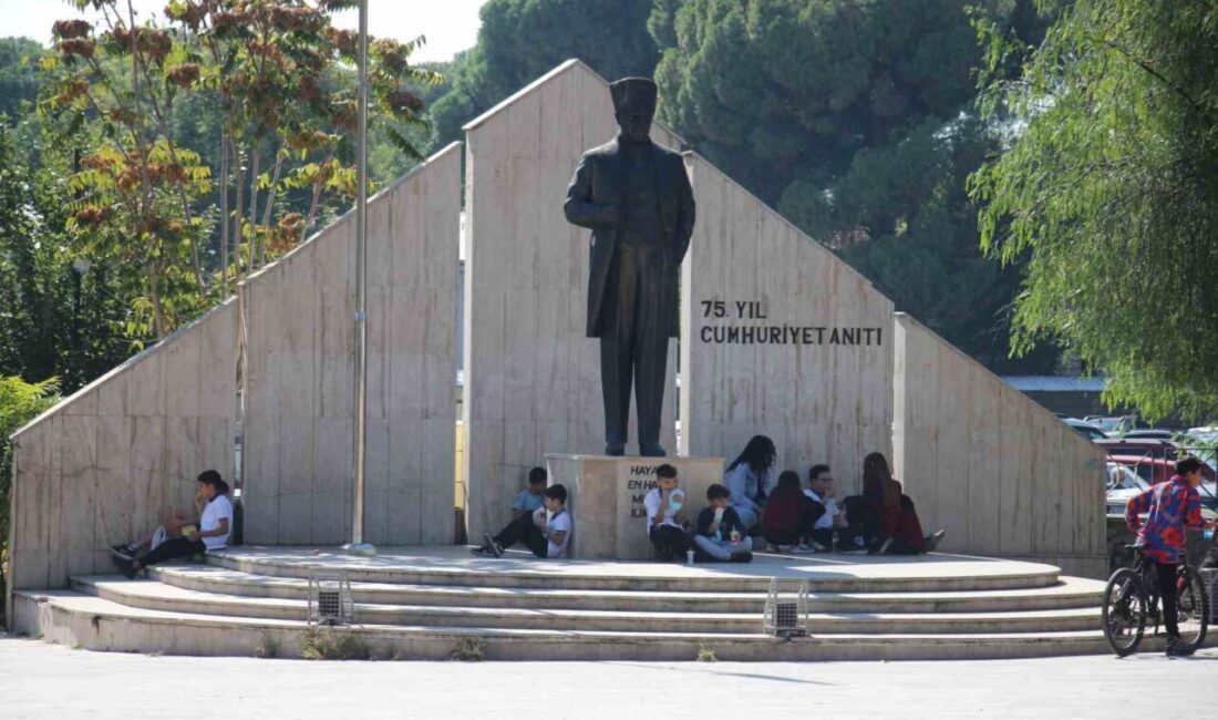 Aydın’ın Efeler ilçesindeki bir okulun öğrencileri, öğle arasındaki yemeklerini okul