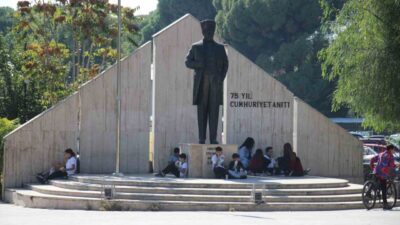 Aydın’ın Efeler ilçesindeki bir okulun öğrencileri, öğle arasındaki yemeklerini okul