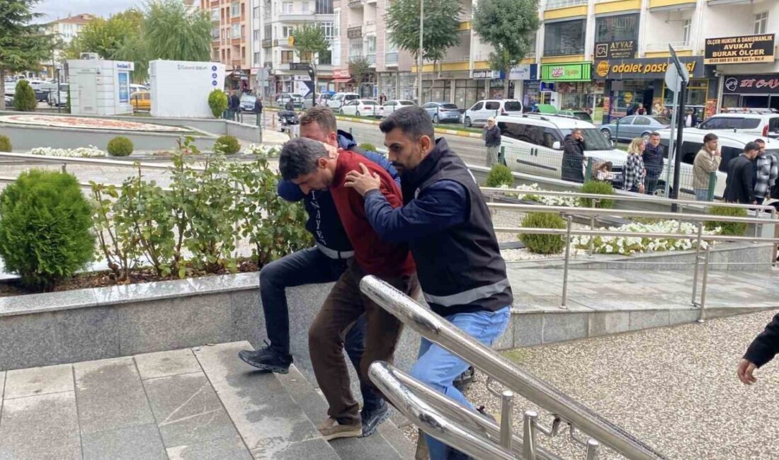Çorum’da tartıştığı babasını tüfekle vurarak öldüren zanlı adliyeye sevk edildi.