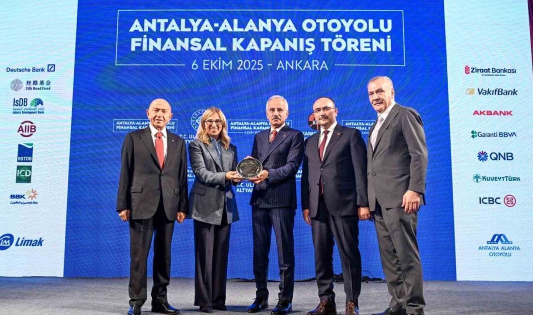 Ulaştırma ve Altyapı Bakanı Abdulkadir Uraloğlu, Antalya-Alanya Otoyolu'nun 17,7 milyar