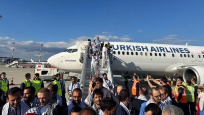 İçişleri Bakanı Ali Yerlikaya, Türk aktivistleri güvenle İstanbul'a getiren uçağa