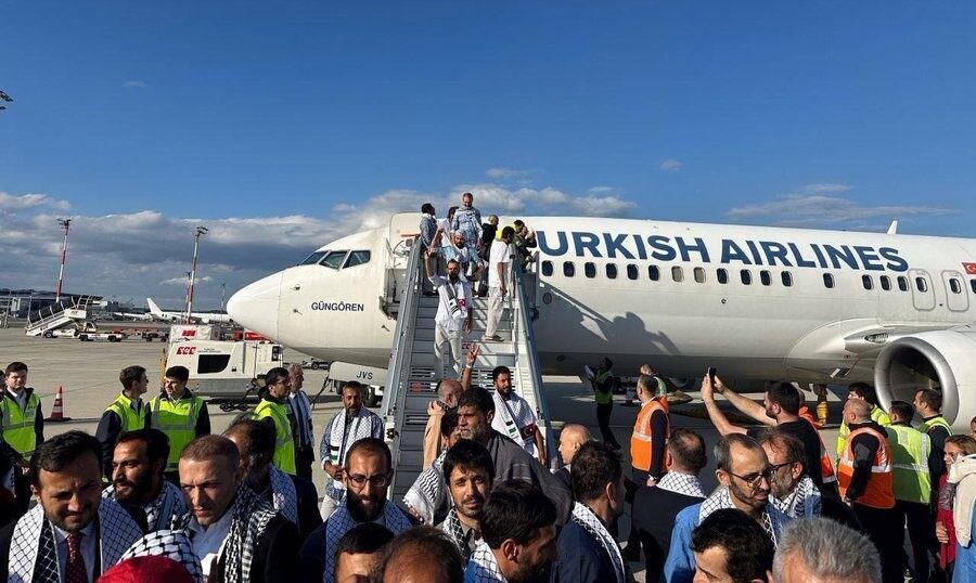 İçişleri Bakanı Ali Yerlikaya, Türk aktivistleri güvenle İstanbul'a getiren uçağa