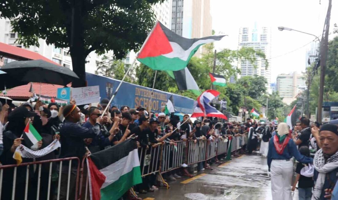 Tayland'ın Bangkok şehrinde İsrail Büyükelçiliği önünde yapılan protestoda, Filistin halkına