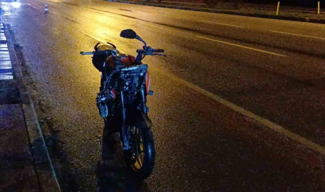 Çorum’da demir bariyerlere çarpan motosikletin genç sürücüsü, kaldırıldığı hastanede hayatını