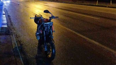 Çorum’da demir bariyerlere çarpan motosikletin genç sürücüsü, kaldırıldığı hastanede hayatını