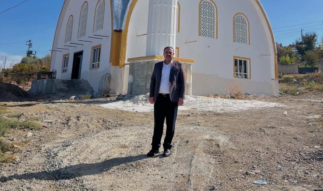 Çiçekdağı Belediye Başkanı Hasan Hakanoğlu, ilçenin Fatih Mahallesi’nde yapımı devam
