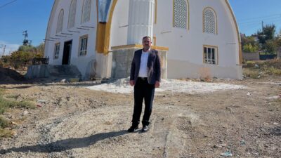 Çiçekdağı Belediye Başkanı Hasan Hakanoğlu, ilçenin Fatih Mahallesi’nde yapımı devam