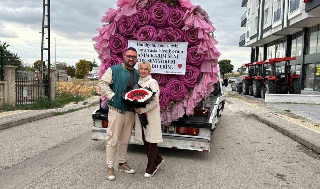 Akyurt'ta bir vatandaş, dev çiçekleri kullanarak eşinden özür diledi. Sosyal
