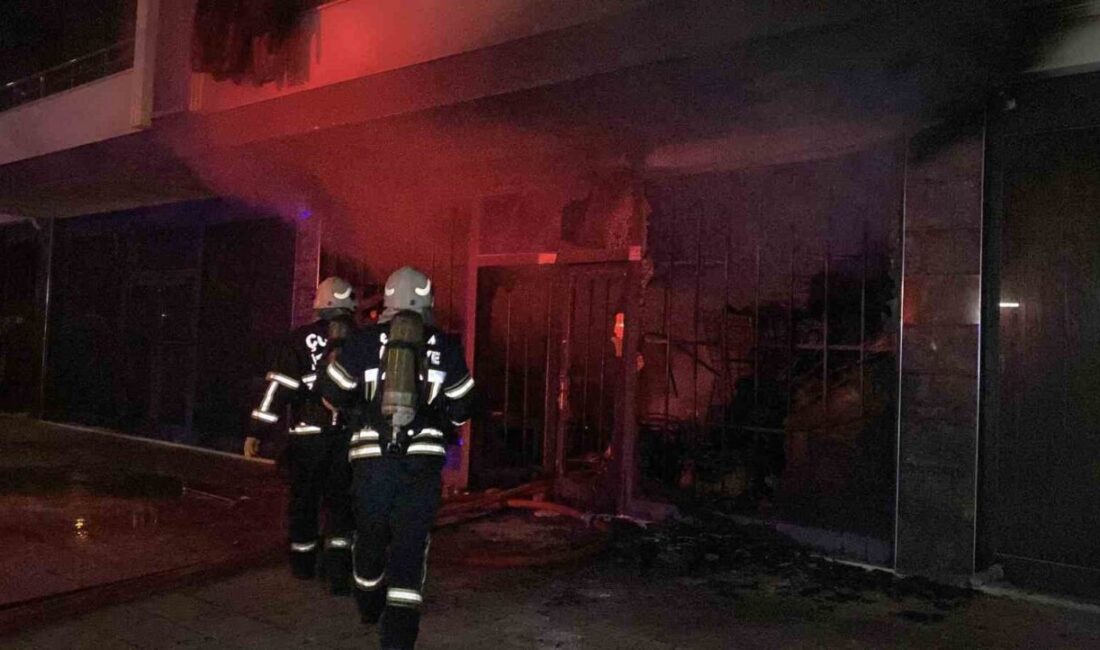 Çorum'da Osmancık Caddesi'ndeki bir apartmanın giriş katındaki depoda çıkan yangın,
