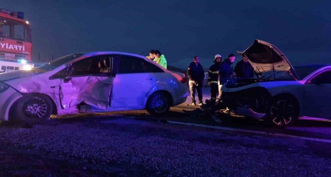 Çorum’un Alaca ilçesinde iki otomobilin çarpışması neticesinde meydana gelen trafik