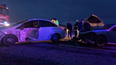Çorum’un Alaca ilçesinde iki otomobilin çarpışması neticesinde meydana gelen trafik