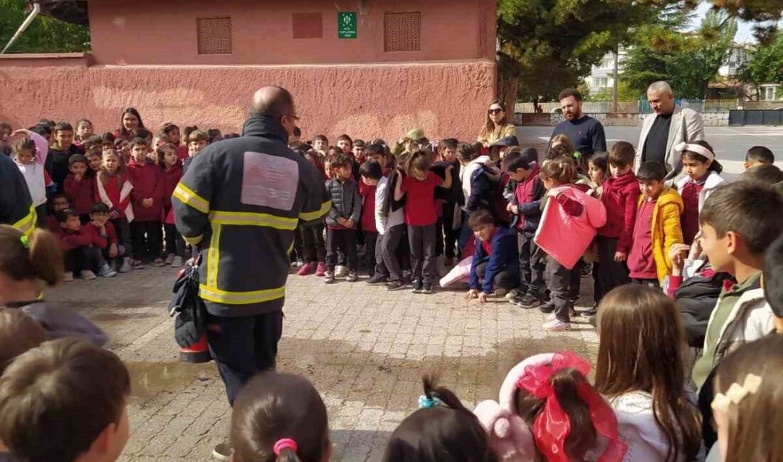Alaca ilçesindeki ilköğretim okulu öğrencilerine yangın eğitimi verildi. Eğitimde öğrenciler