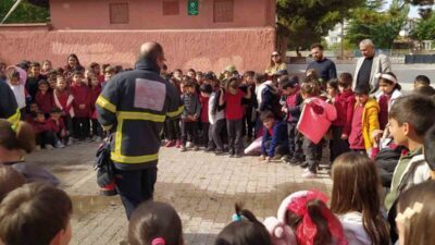 Alaca ilçesindeki ilköğretim okulu öğrencilerine yangın eğitimi verildi. Eğitimde öğrenciler