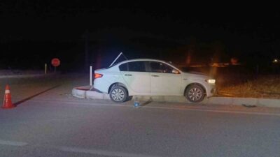 Çorum'un Alaca ilçesinde meydana gelen kazada, araç refüje çarparak durabildi.