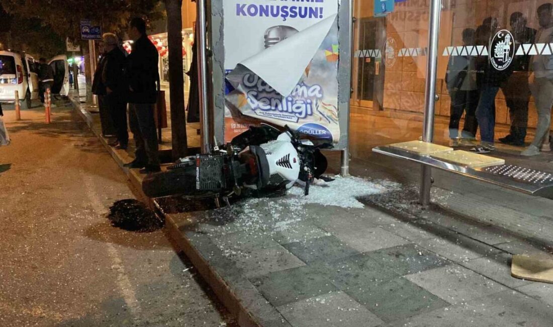 Çorum’da otomobille çarpışan motosiklet savrularak otobüs durağına çarptı. Kazada motosiklet
