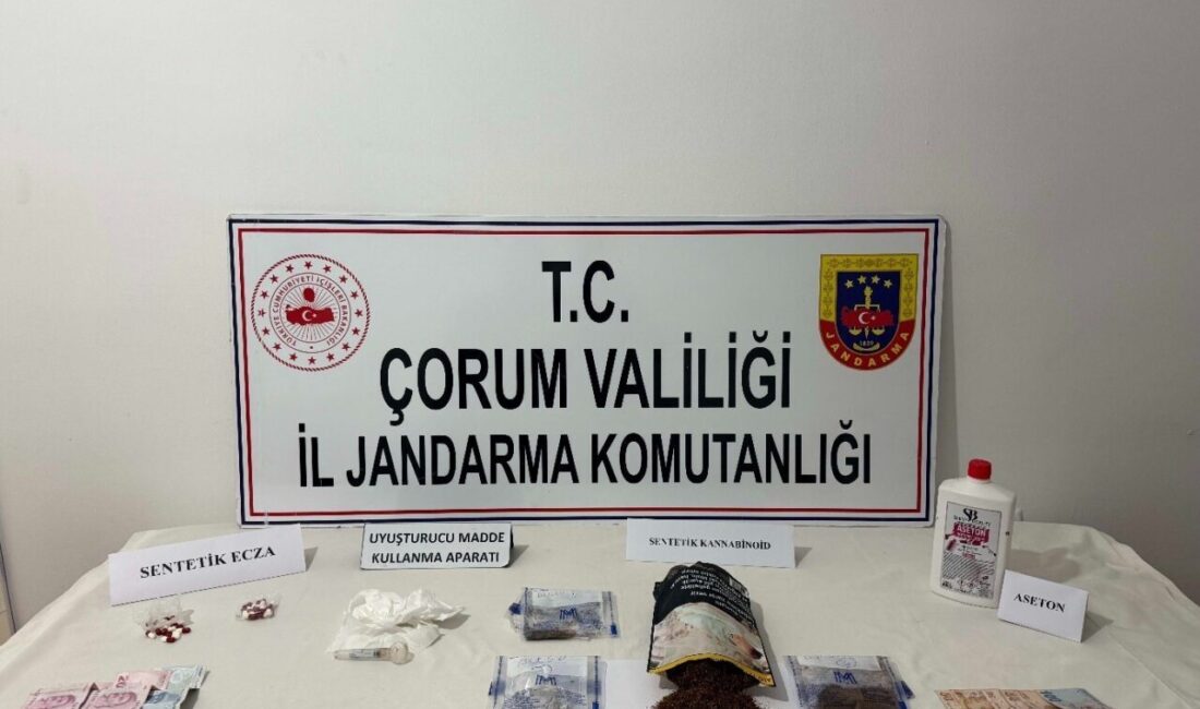Çorum'da yapılan operasyonlarda 8 şüpheli uyuşturucuyla yakalandı. Operasyonlarda 1 kilo