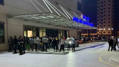 Mersin’in Tarsus ilçesinde düğün salonu önünde babasıyla tartışan şahıslara tabancayla