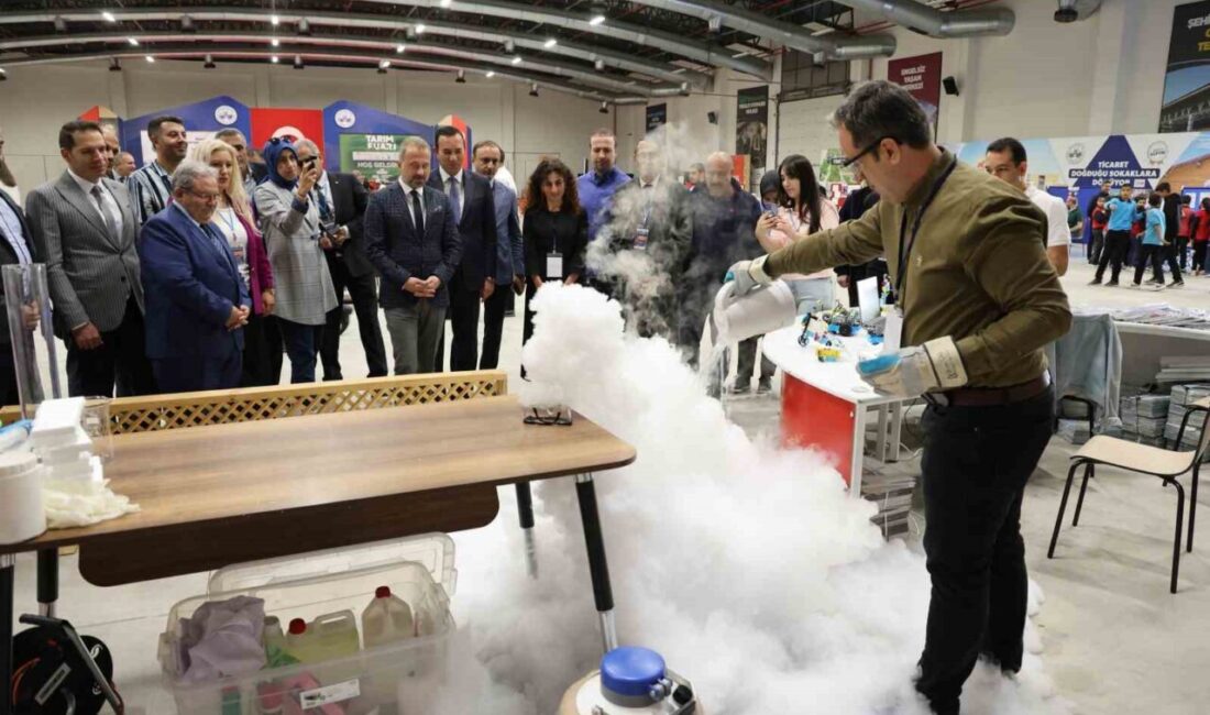 Elazığ'da düzenlenen "Teknoloji ve Uzayın Büyüsüyle Eğlenceli Bilime Yolculuk" etkinliği