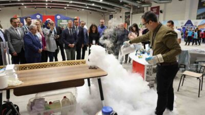 Elazığ'da düzenlenen "Teknoloji ve Uzayın Büyüsüyle Eğlenceli Bilime Yolculuk" etkinliği