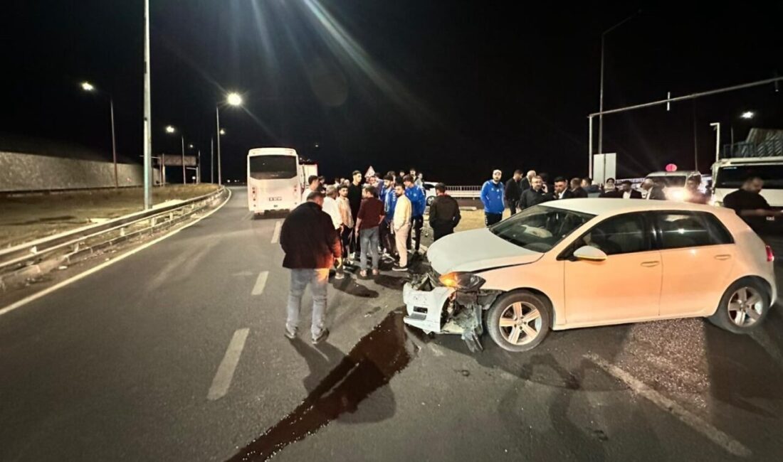 Hakkari-Van karayolunda Elazığspor oyuncularını taşıyan otobüs ile otomobilin çarpışması sunucu