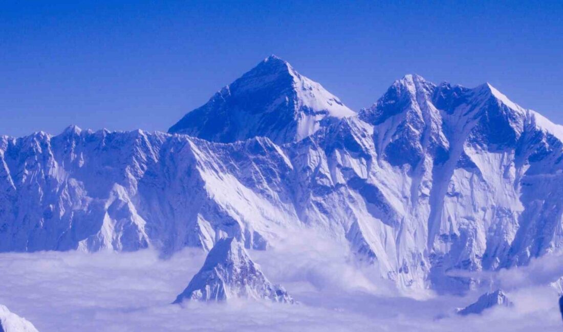Everest Dağı'ndaki kar fırtınası sebebiyle mahsur kalan 880 dağcıdan 200'ü