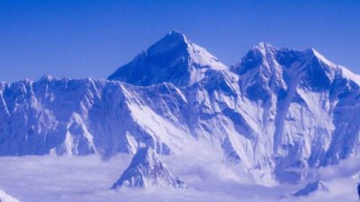 Everest Dağı'ndaki kar fırtınası sebebiyle mahsur kalan 880 dağcıdan 200'ü