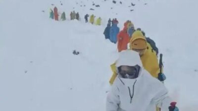 Everest Dağı'nın doğu yamacında mahsur kalan bin kişiden 350'si kurtarıldı,