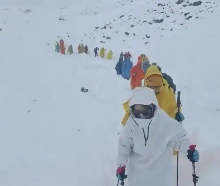 Everest Dağı'nın doğu yamacında mahsur kalan bin kişiden 350'si kurtarıldı,