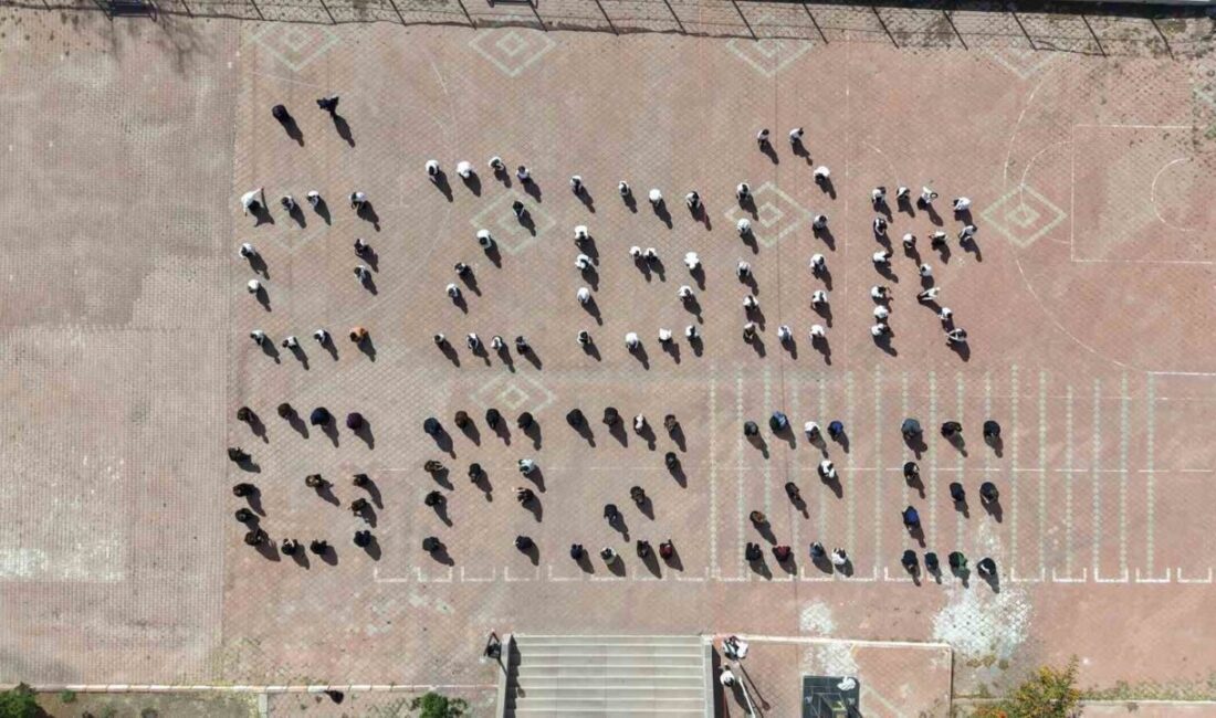 Kırıkkale'deki öğrenciler Filistin'e destek için "Özgür Gazze" yazıları ve etkinlikler