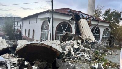 Ankara’nın Ayaş ilçesine etkili olan fırtına nedeniyle bir caminin minaresi
