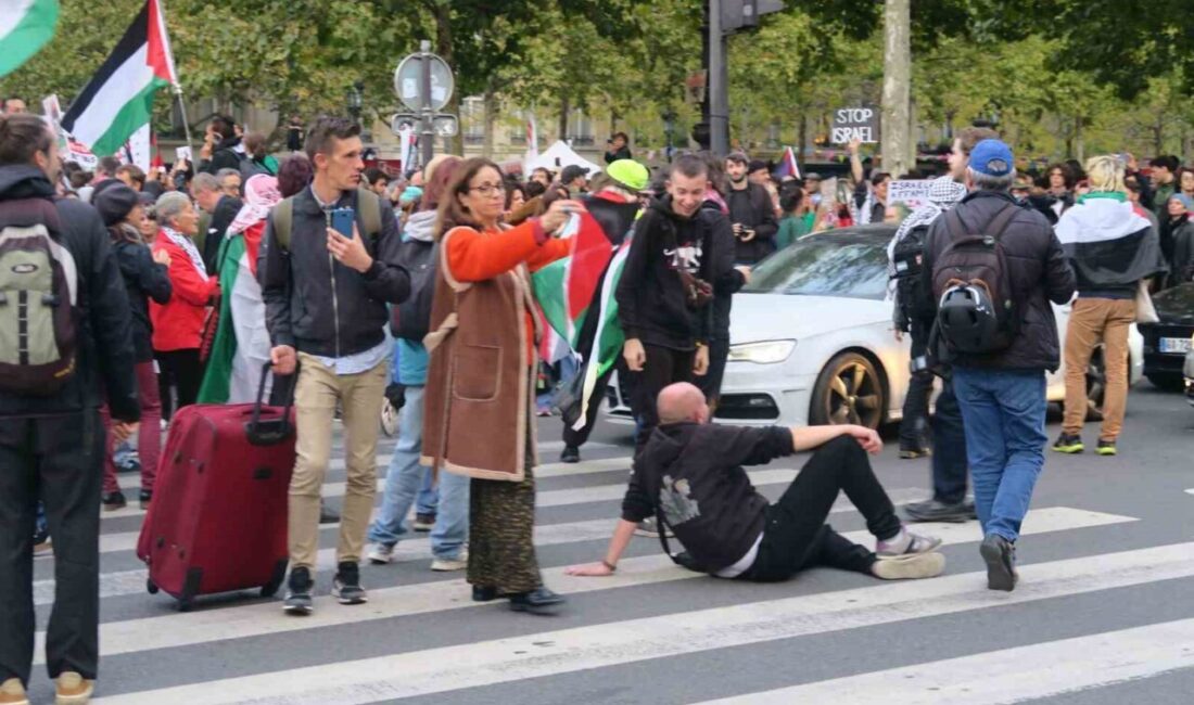 Paris'te İsrail'in Sumud Filosu'na müdahalesini protesto eden binlerce kişi yolları