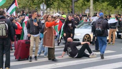Paris'te İsrail'in Sumud Filosu'na müdahalesini protesto eden binlerce kişi yolları
