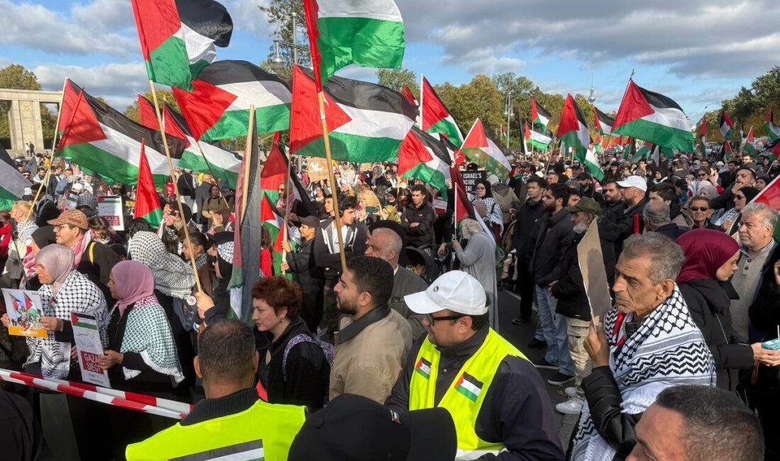 Berlin'de 16 bin kişi Filistin'e destek için gösteri düzenledi. Katılımcılar,