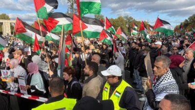 Berlin'de 16 bin kişi Filistin'e destek için gösteri düzenledi. Katılımcılar,