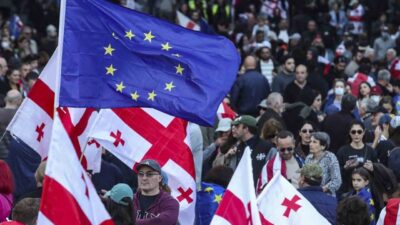 Gürcistan'da yerel seçimleri protesto eden on binlerce gösterici, polisin müdahalesiyle