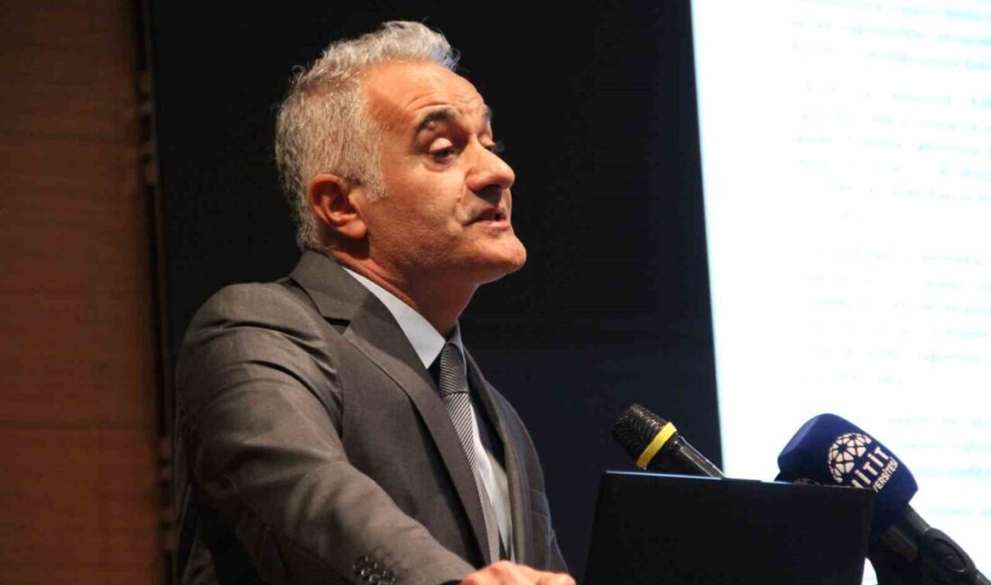 Hitit Üniversitesi’nde düzenlenen konferansta İnsan ve Toplum Bilimleri Fakültesi Öğretim