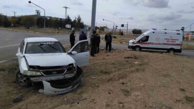 Kırıkkale’nin Karakeçili ilçesinde iki otomobilin kafa kafaya çarpışması sonucu meydana