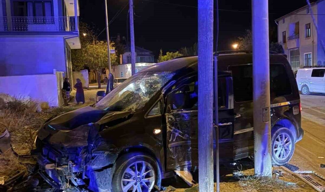 Konya’nın Karapınar ilçesinde hafif ticari araçla çarpışan motosiklet savrularak kaldırımdaki