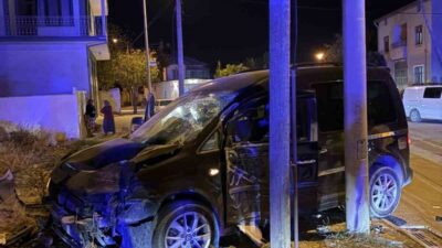 Konya’nın Karapınar ilçesinde hafif ticari araçla çarpışan motosiklet savrularak kaldırımdaki