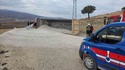Kırıkkale'de meydana gelen kazada mıcır yüklü kamyon devrildi, sürücü yaralandı.