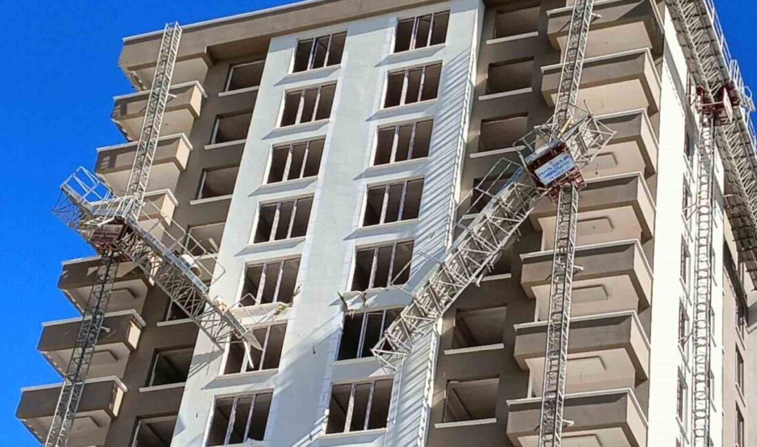 Ankara'daki inşaat kazasında hayatını kaybeden Emrah Akbay ve kuzeni Nedim